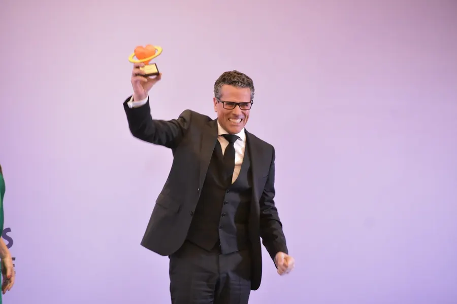 Marco Antonio Regil con su BienPremio