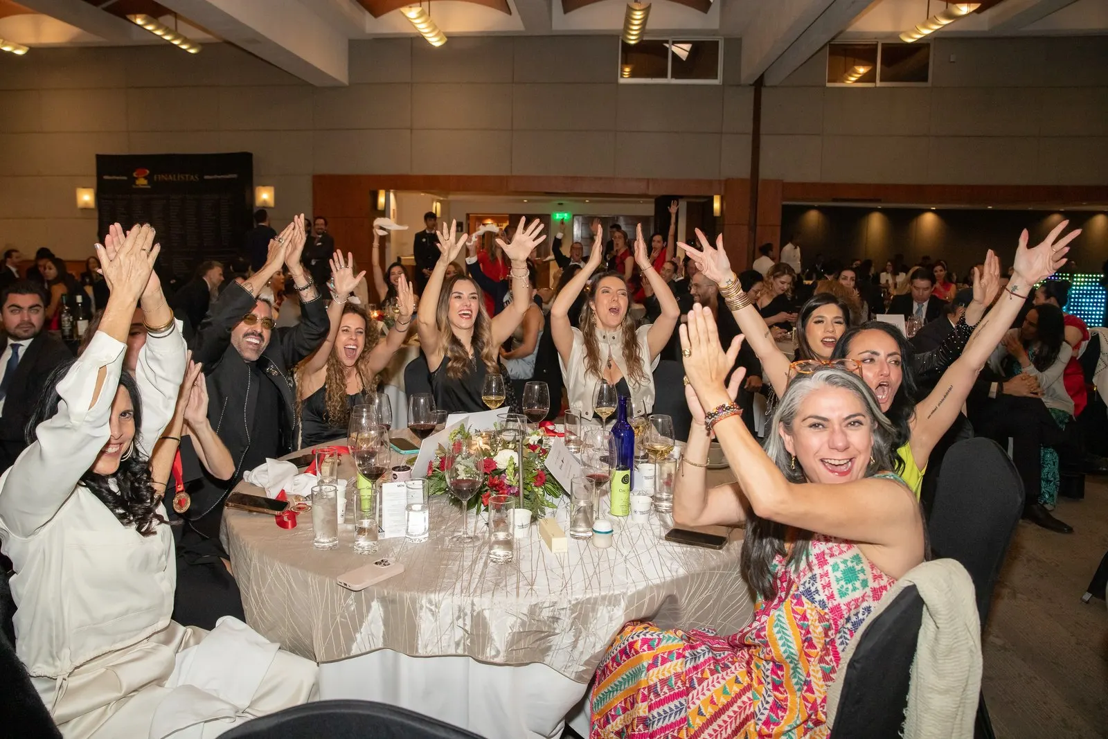 La mesa celebrando